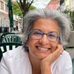 Dipali Bagga mit weiße Bluse